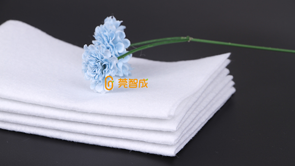 哪些因素取決針刺無(wú)紡布土工布滲水性？